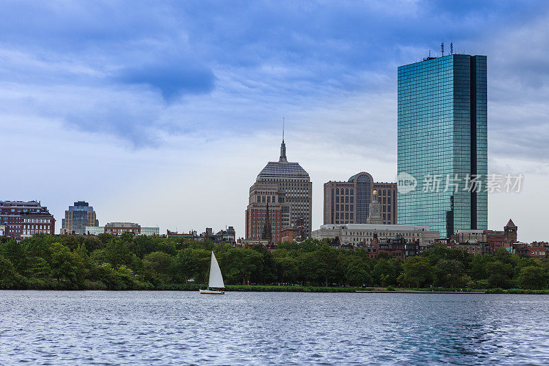 波士顿，美国-波士顿地标上的风暴云在一个阴天的九月下午;照片拍摄于查尔斯河上的一艘船。最高的建筑是约翰·汉考克塔。没有人。复制空间. .